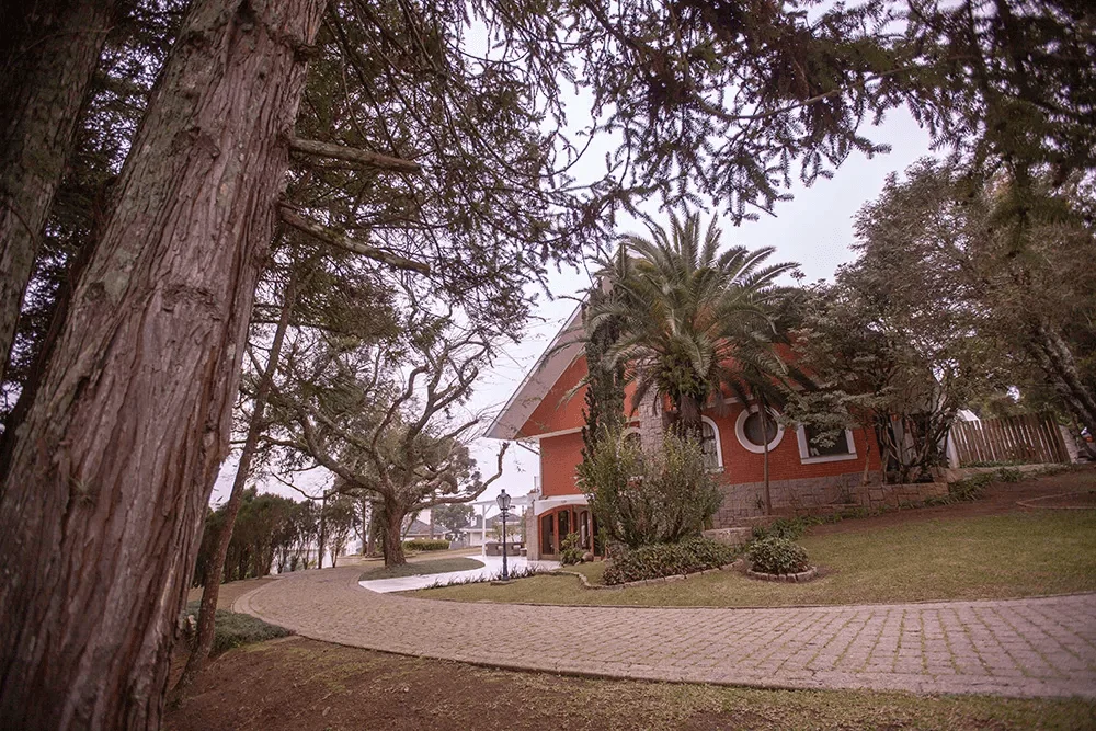 Uma foto de uma mansão que é um lar de idosos em Curitiba.